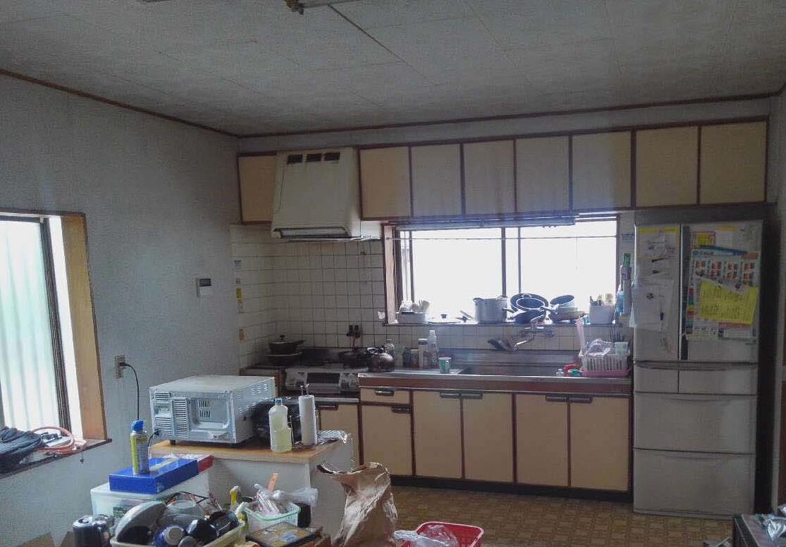 対面型で快適なキッチンに!before