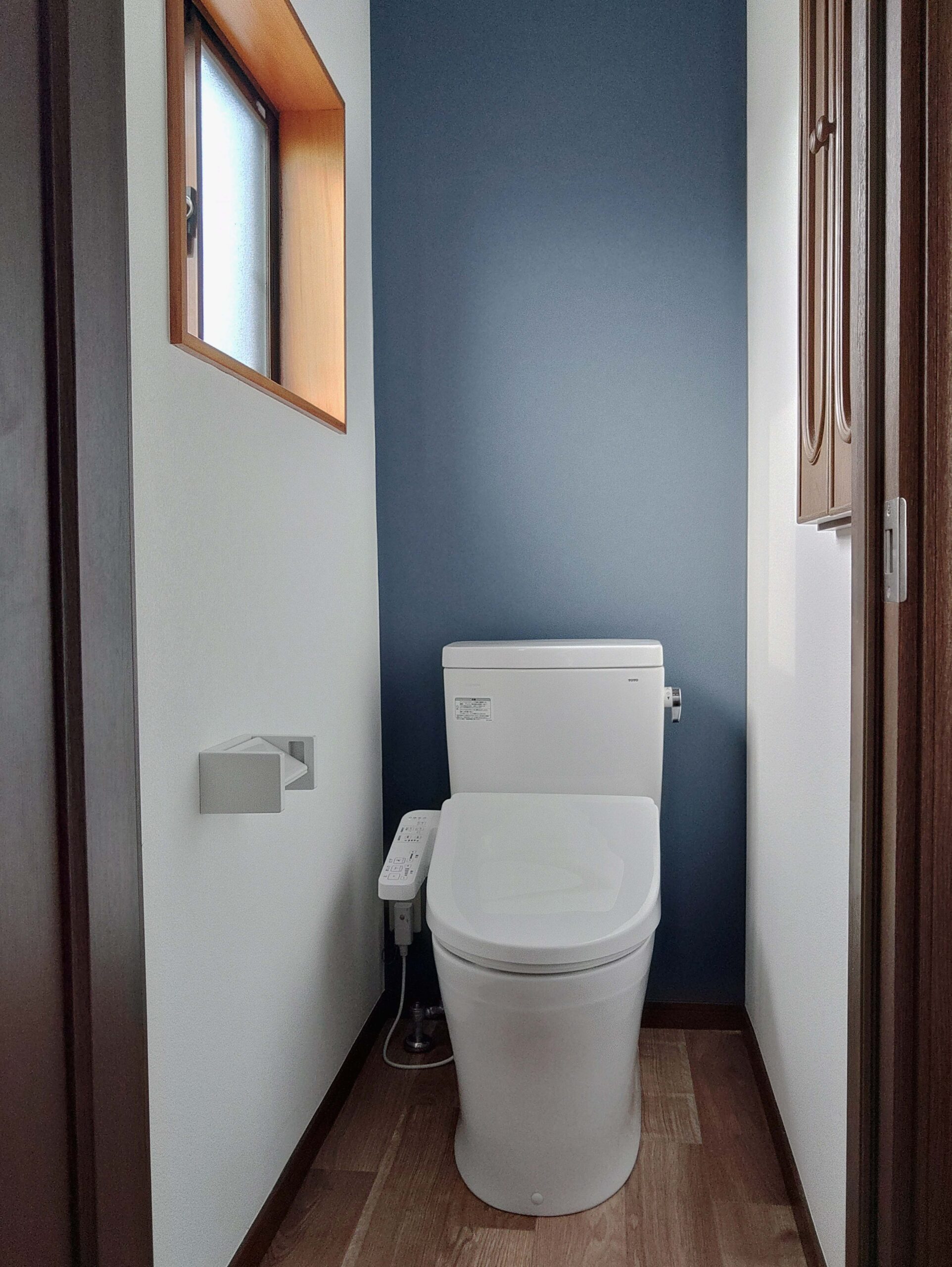 アクセントクロスでおしゃれなトイレに