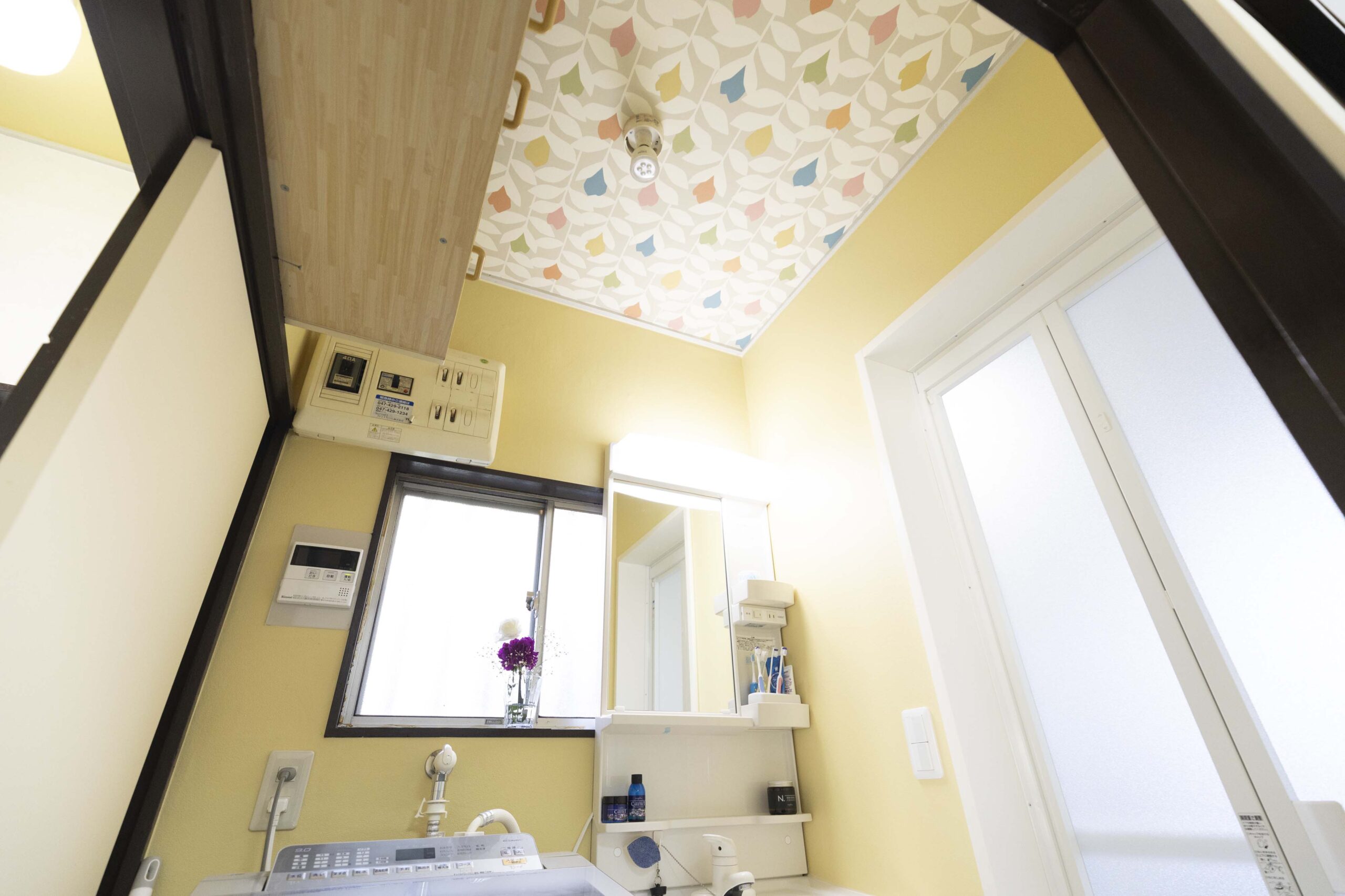 カラフルな壁紙で毎日気分も明るくなります