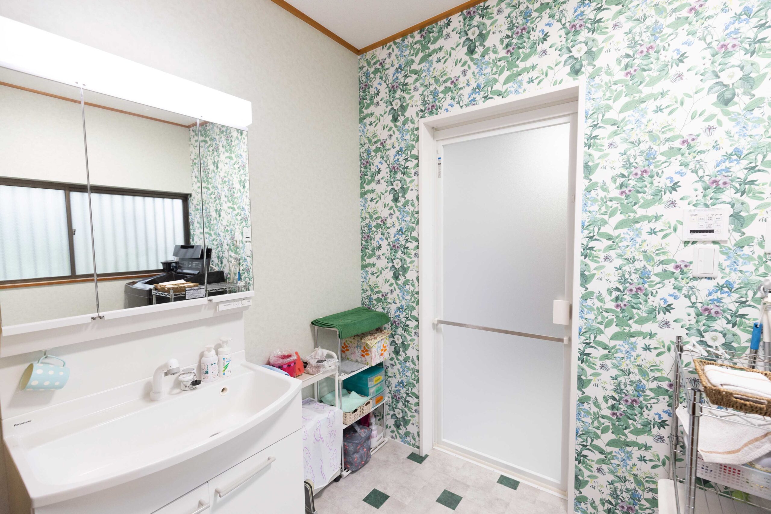 ボタニカルの鮮やかな洗面空間