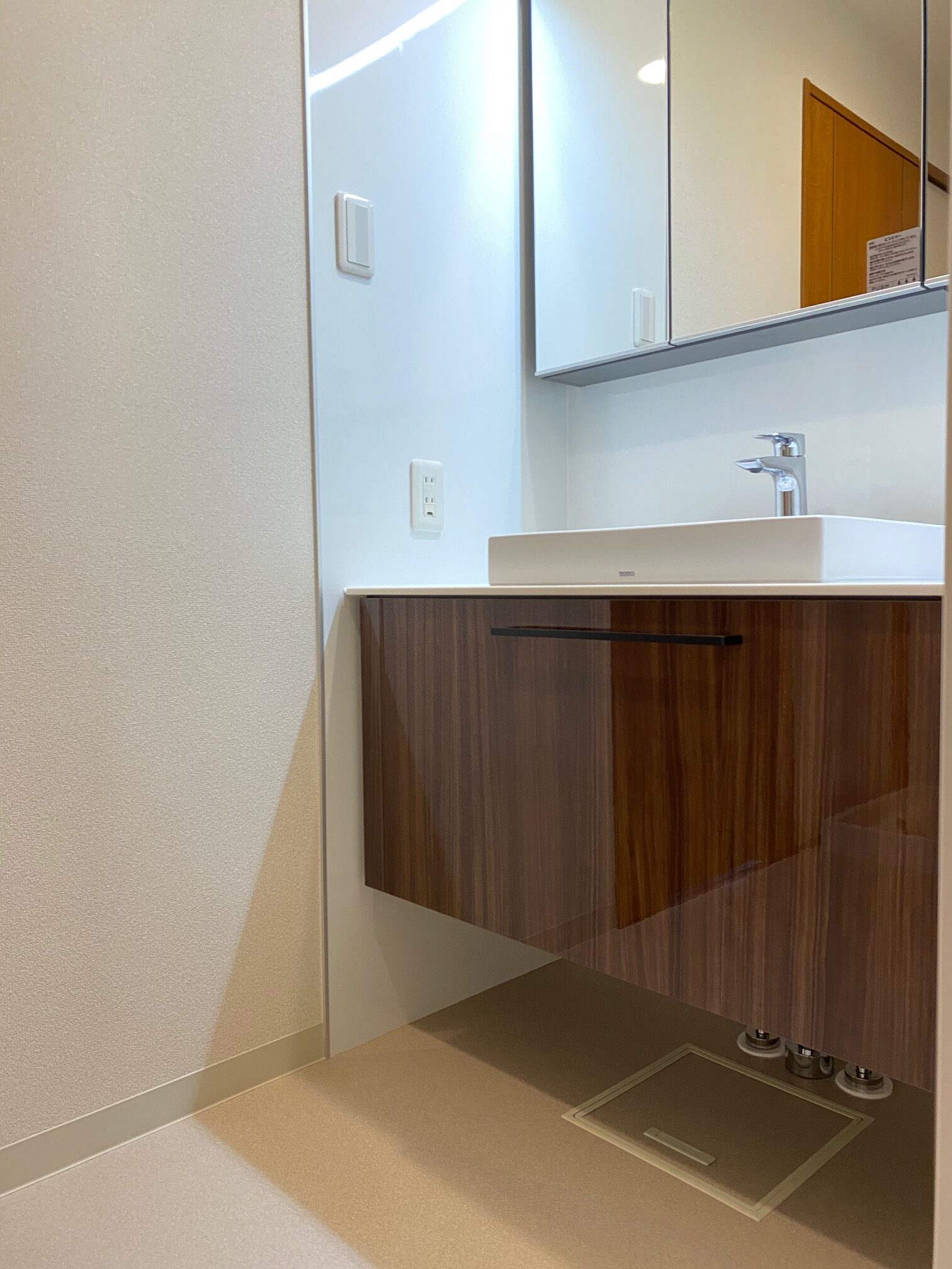 シックで美しいフロートタイプの洗面化粧台