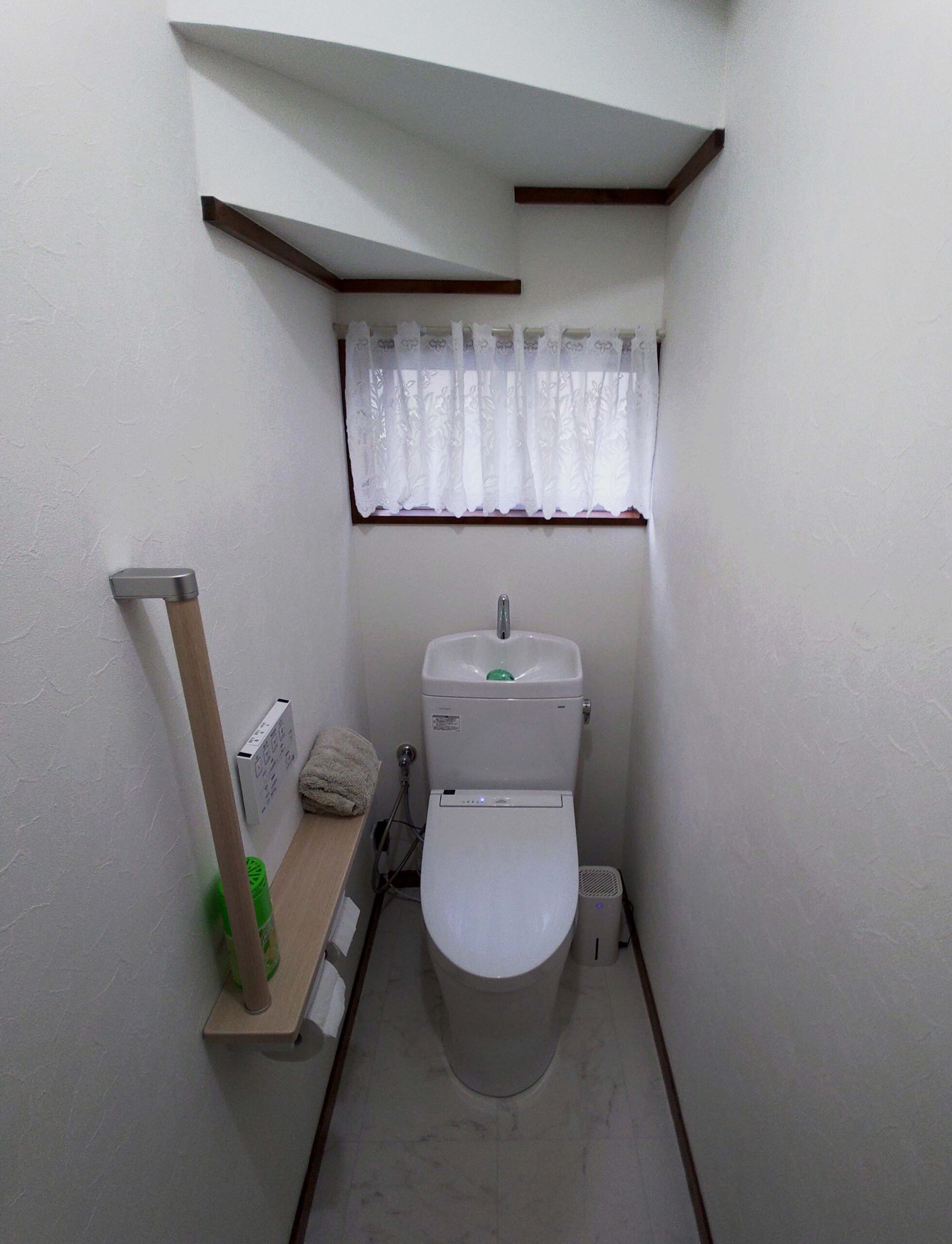 傷んだ床を貼り替え、安全・安心なトイレになりました