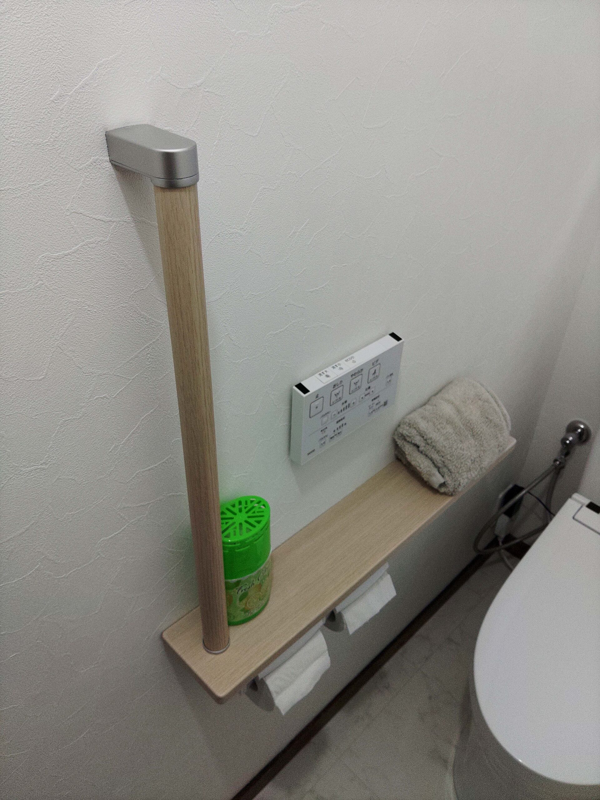 手すりを兼ねた紙巻器after